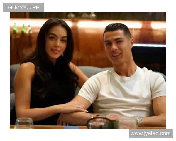 足球明星情侣甜蜜合影拼图展现浪漫瞬间引发粉丝热议与羡慕