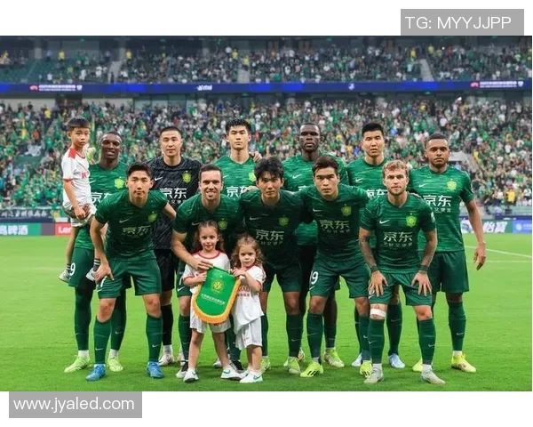 成都足球队在邀请赛中以69分稳居积分榜首位展现强劲实力